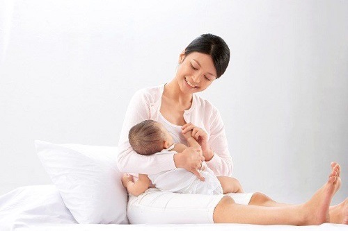 Sữa mẹ là nguồn dinh dưỡng hàng đầu cho sự phát triển của trẻ
