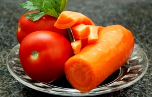Cà chua cà rốt là một trong những loại thực phẩm cần kiêng