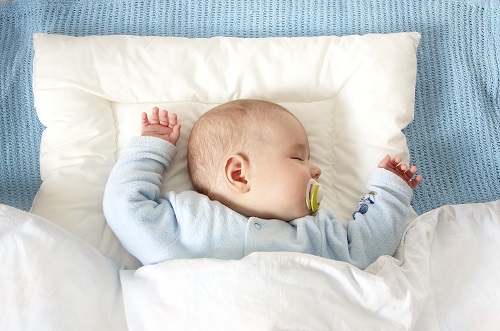 Kê cao đầu cho trẻ khi ngủ là mẹo giúp bé dễ chịu hơn