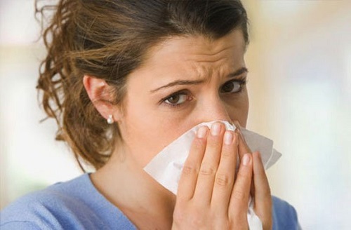 Hắt hơi sổ mũi là dấu hiệu thường thấy chứng viêm xoang mũi