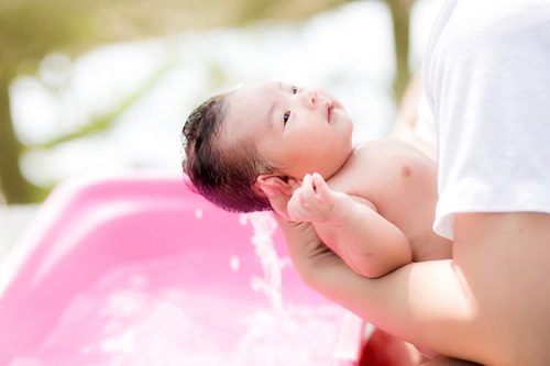 Tắm cho trẻ sơ sinh bằng lá nhọ nồi giúp hạ sốt