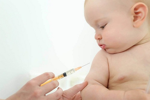 Trẻ sơ sinh sau tiêm phòng rất dễ bị sốt