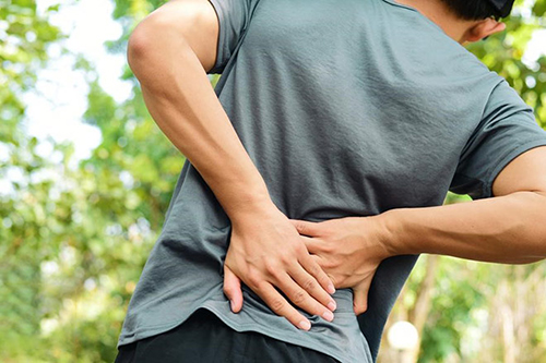 Khó vận động là biểu hiện của đau xương sống vùng thắt lưng