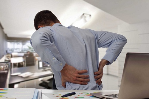 Đau thắt lưng ở nam giới là biểu hiện của nhiều chứng bệnh