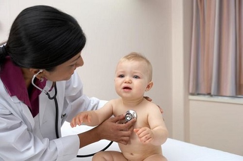 Có nhiều nguyên nhân gây viêm phổi ở trẻ sơ sinh