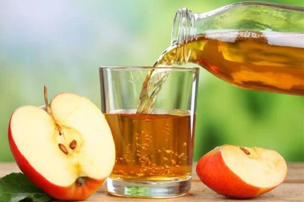 Sử dụng dấm táo là phương pháp đơn giản để loại bỏ mụn ở lưng 