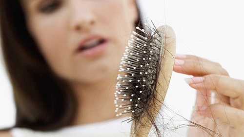 Tóc khô và dễ gãy rụng là dấu hiệu khi bước sang tuổi 30