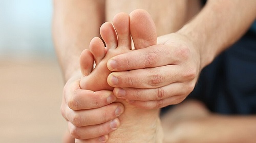 Có nhiều nguyên nhân gây chứng tê bì chân tay
