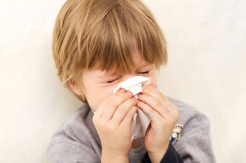 Viêm mũi là 1 trong những nguyên nhân khiến trẻ sổ mũi