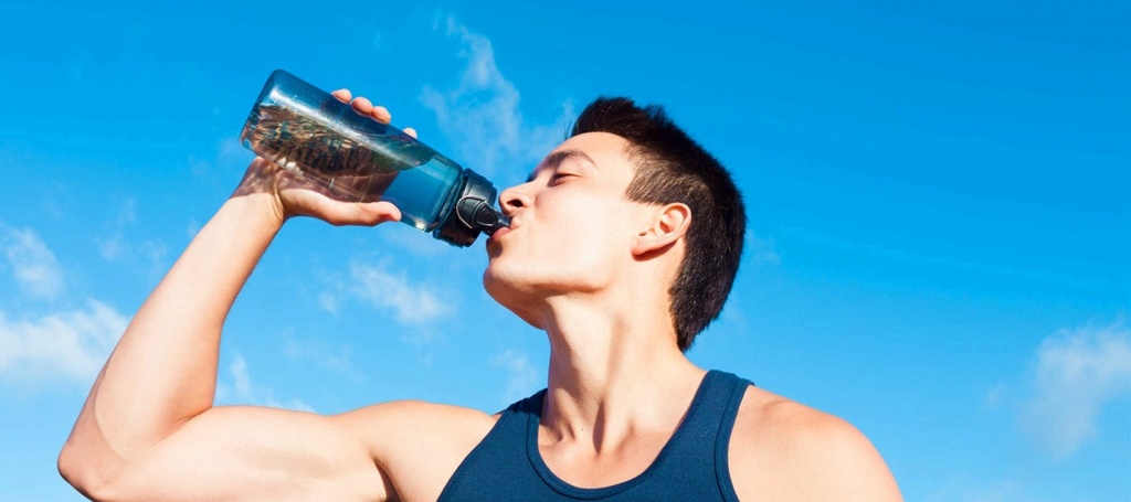 Nên uống đầy đủ nước để có sức khỏe tốt nhất