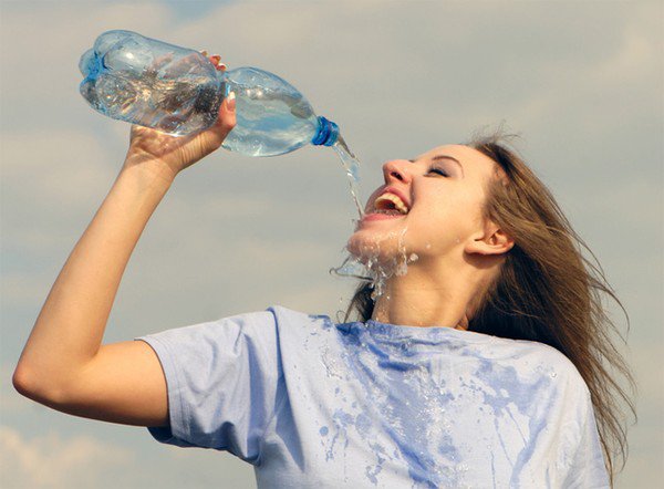 Uống nước sẽ giúp bạn trong quá trình giảm cân hiệu quả