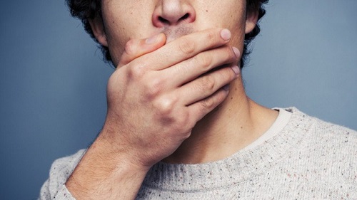 Viêm xoang mũi cấp tính có dấu hiệu là hơi thở có mùi